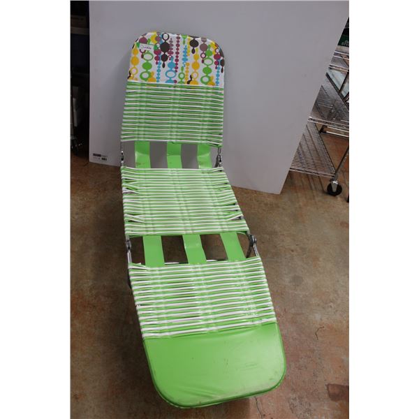 * Vintage Folding Lounging Lawn Chair