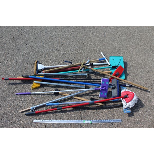 ** Lot: Brushes, Swiffer Sweeper, Snowbrush, Misc.