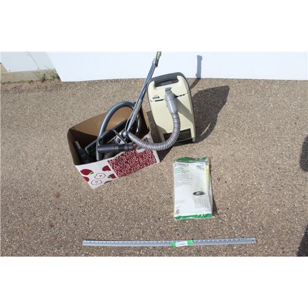 ** Kenmore Whisper Tone Vintage Vacuum Cleaner w/Bags- Untested