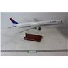 Image 1 : Delta Boeing 767-400 Model 1/100 Scale - As Is
