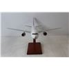 Image 5 : Delta Boeing 767-400 Model 1/100 Scale - As Is
