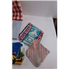 Image 9 : 55"x96" Curtains, Oven Mitts, (5 pc) Kitchen Set, Paper Napkins, Dish Towels, Wash Cloths, etc.