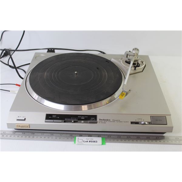 Technics Turntable (missing lid - powers on - table spins - untested)