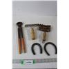 Image 1 : (2) Curry Combs, (2) Horseshoes, Horseshoe Nail Puller