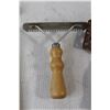 Image 4 : (2) Curry Combs, (2) Horseshoes, Horseshoe Nail Puller