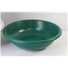 Image 2 : (3) Sterilite Plastic Bowls w/Lids - Green Plastic Bowls
