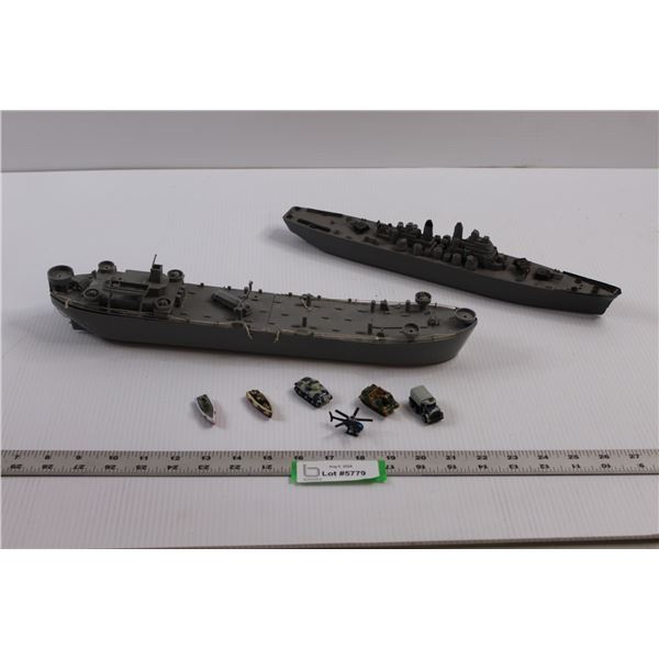 U.S Navy Cruiser "U.S.S Chicago" Model, War Ship Model & Micro Vehicles