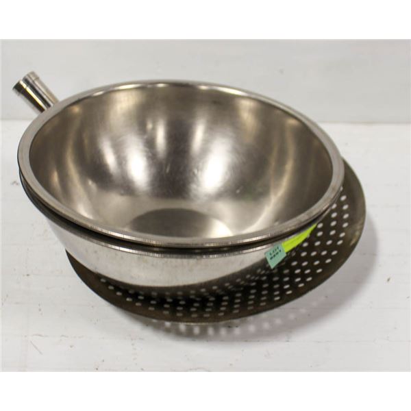 LOT OF 2 MIXING BOWLS & 1 SIFTER
