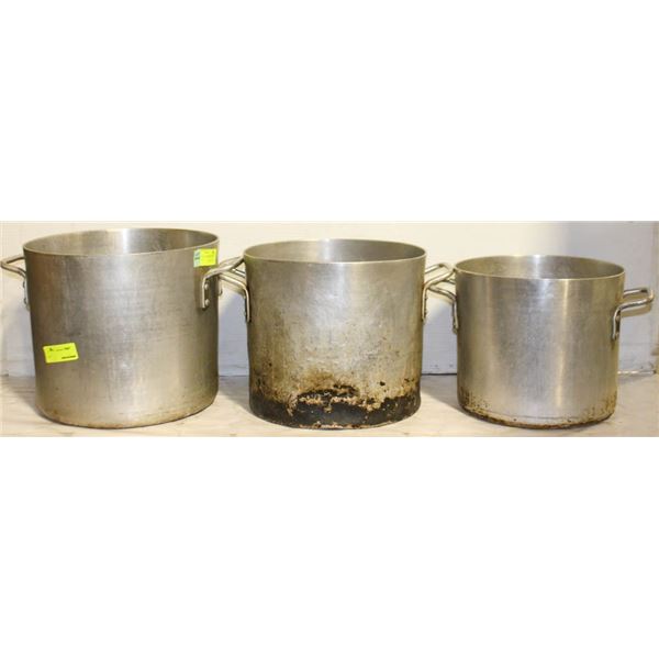 LOT OF 3 VARIOUS MEDIUM SIZED STOCK POTS