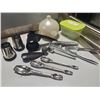Image 2 : LOT OF ASSORTED KITCHEN UTENSILS AND CHEESE GRATER