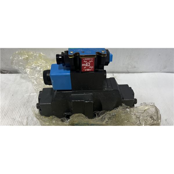 Vickers #DG5V-8-S-2A-E-M-FPA5WL-B-10 Hydraulic Valve w/ #DG4V-3S-2A-M-FPA5WL-B5-60 Pilot Valve