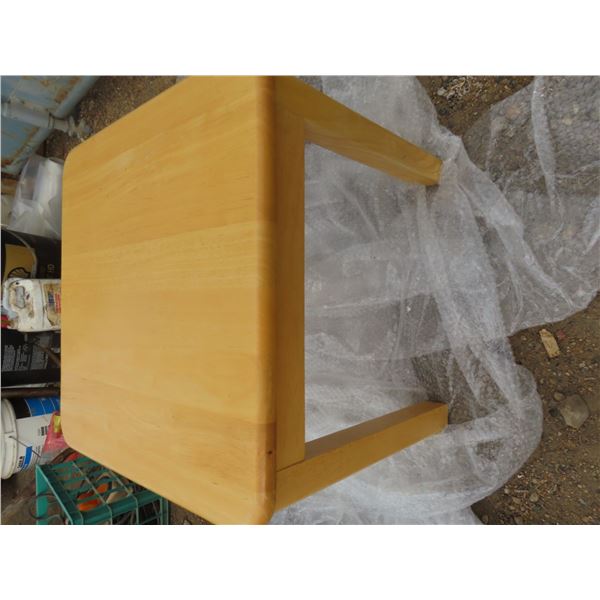 20x20x18" oak end table