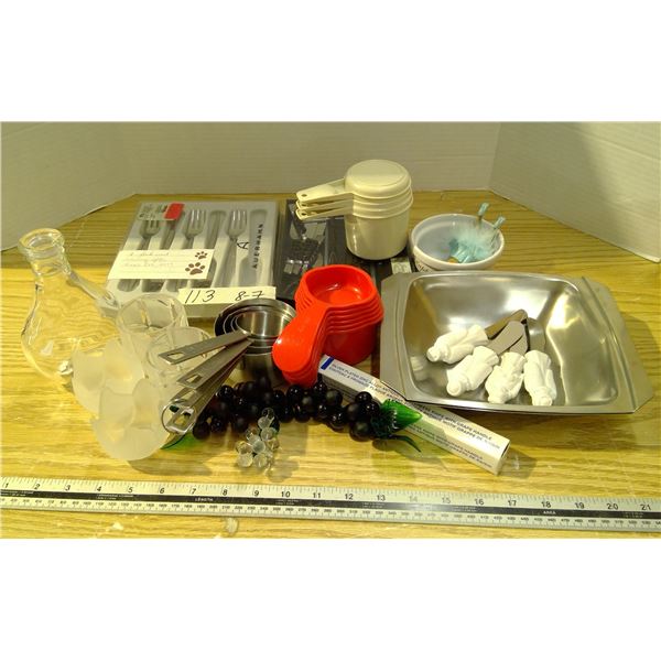 assorted tiny kitchen stuff