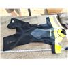 Image 2 : Woman's sz 5-6 wet suit
