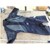 Image 1 : Men's sz M wet suit