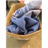 Image 1 : box of moving blankets