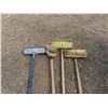 Image 2 : brushes brooms