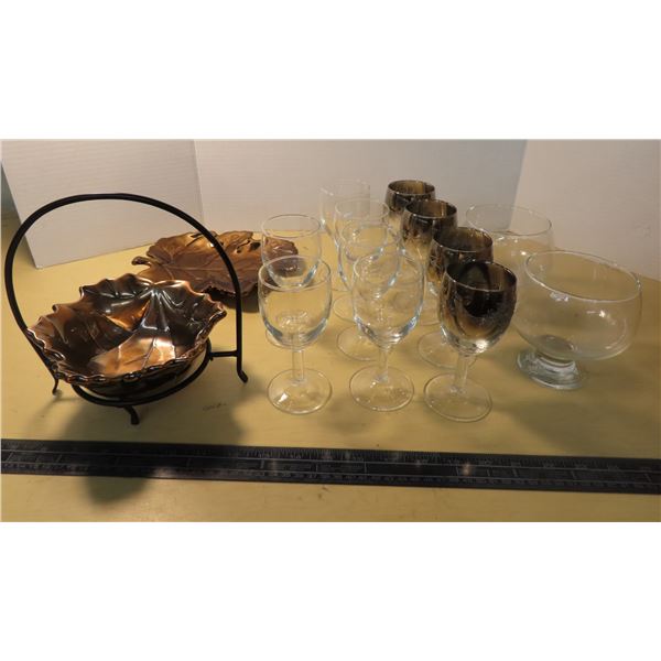 Lot of small glasses and 2 decorative pieces