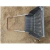 Image 2 : scoop snow shovel