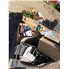 Image 15 : 2 pallets of christmas stuff , lights , ornaments , trees , gift bags