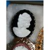 Image 5 : Lot of Cameo items 3 brooch's and earrings