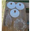 Image 5 : Decorative plates and 2 glass serving dishes