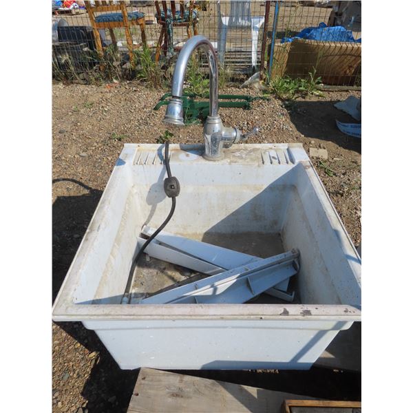 plastic laundry sink with foot pegs