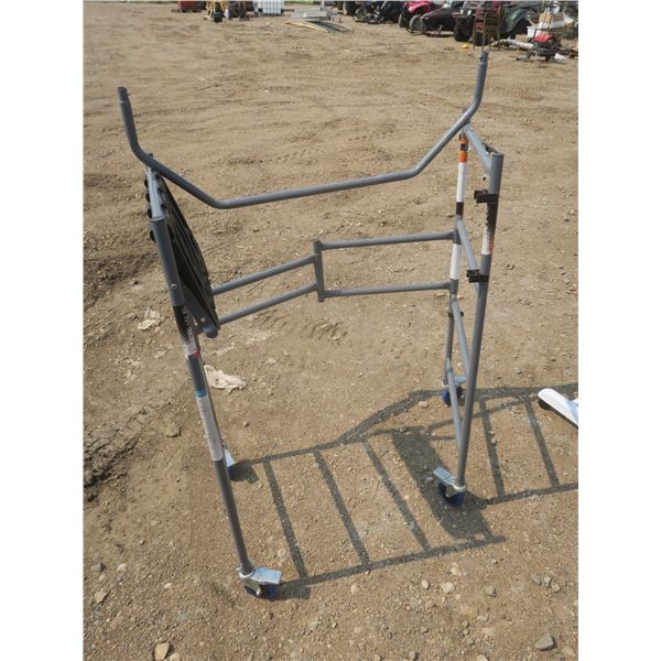 adjusting and pivoting bed rail