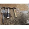 Image 1 : 2 hammers and one crow bar