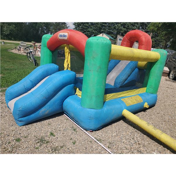 Large inflatable kids bouncy house