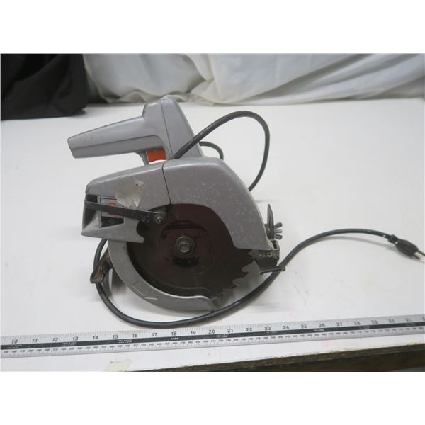 Black & Decker 7-1/4" circular saw - working