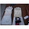Image 2 : 7 Pairs of assorted gloves, 1 pair of rubber boot liners (new), and 4 bunge cords.