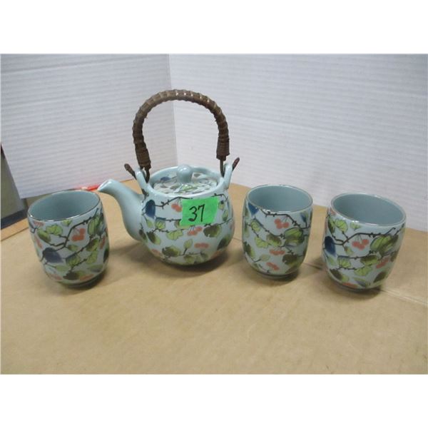 COLLECTABLE:  TEAPOT & 3 CUPS