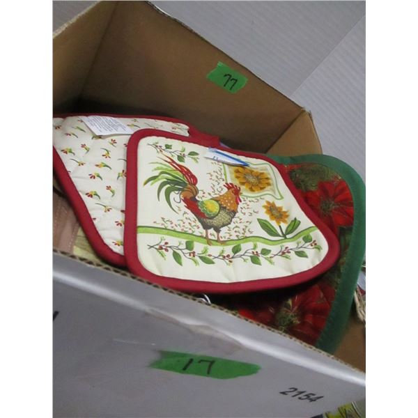 COLLECTABLE:  BOX C/W POT HOLDERS & CHAT MATS