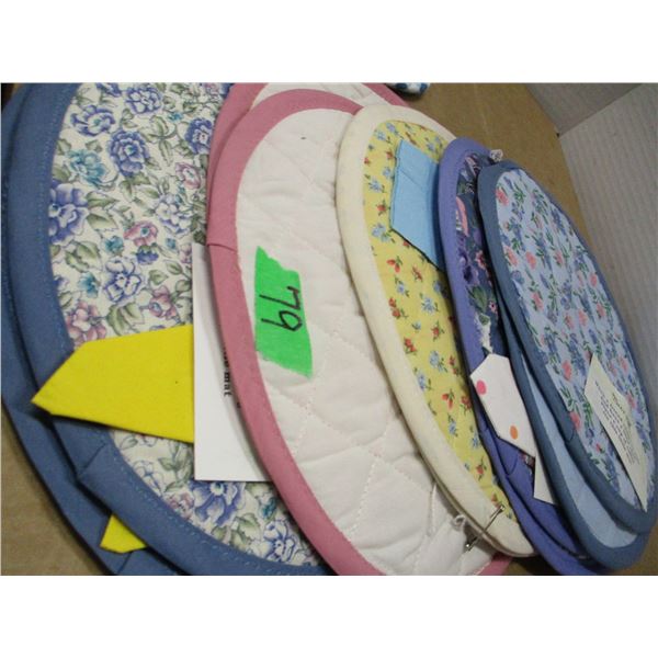 COLLECTABLE:  BOX C/W POT HOLDERS & CHAT MATS