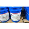 Image 3 : 3 PAILS OF CHEVRON RANDO HD 10 5GAL PAILS OF INDUSTRIAL OIL & PAIL OF PETRO-CANADA ENDURATEX EP 320
