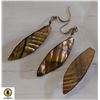 Image 1 : VINTAGE SHELL EARRINGS AND BROOCH SET