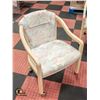 Image 2 : ROUND TOP KITCHEN TABLE WITH 4 CHAIRS ON CASTORS