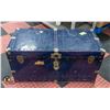Image 1 : LARGE BLUE TRUNK (1940'S).