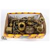 Image 1 : BOX OF BRASS TRINKETS