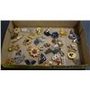 Image 1 : FLAT OF ESTATE BROOCHES