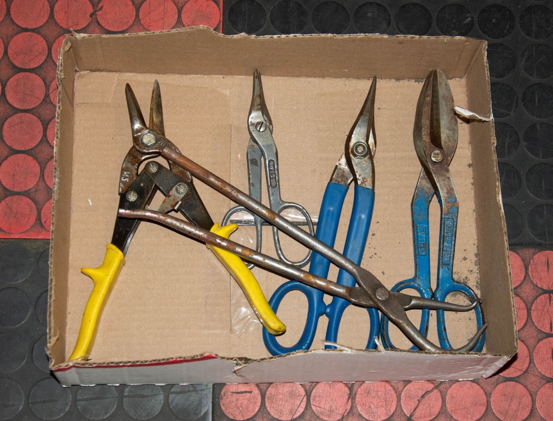LOT OF INDUSTRIAL SCISSORS