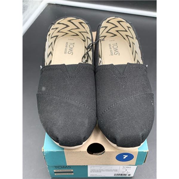 Toms Classic Canvas Shoe, Black (size 7) Women's
