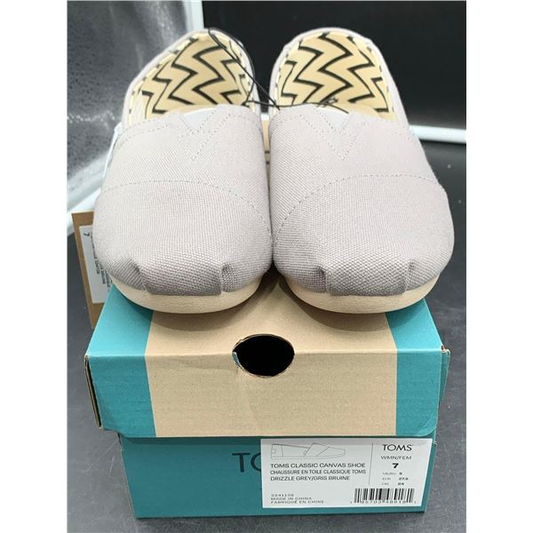Toms Classic Canvas Shoe (Size 7) Women's