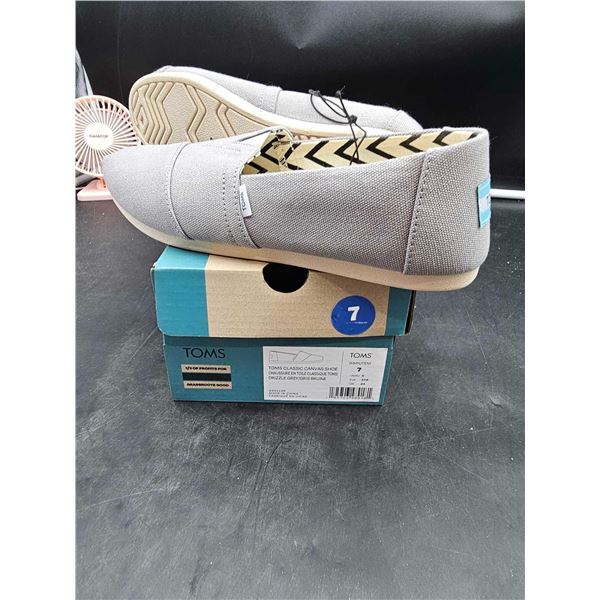 Toms Classic Canvas Shoes (size 7) Women's