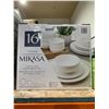 Image 1 : Mikasa Adeline Porcelain Dinnerware Set 16 pc Set