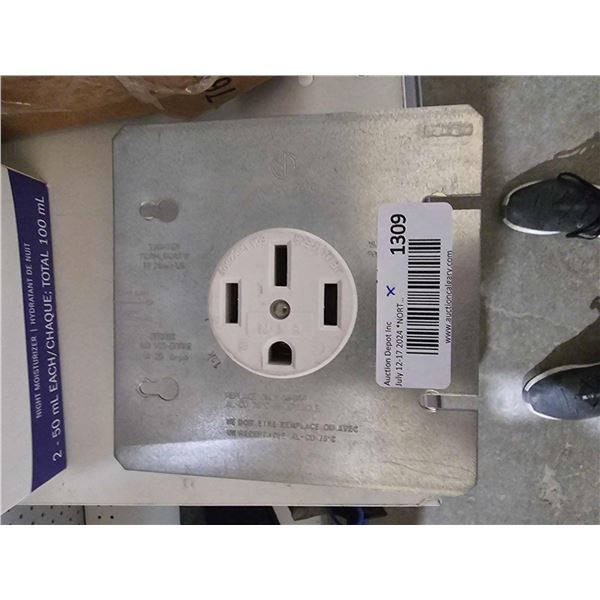 14-50R - 50A RANGE OUTLET WITH 4 11/16”, COVER PLATE - 4-wire outlet, 50A-120/240V, White
