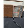 Image 2 : 2 Vintage Radios & Vintage Clock