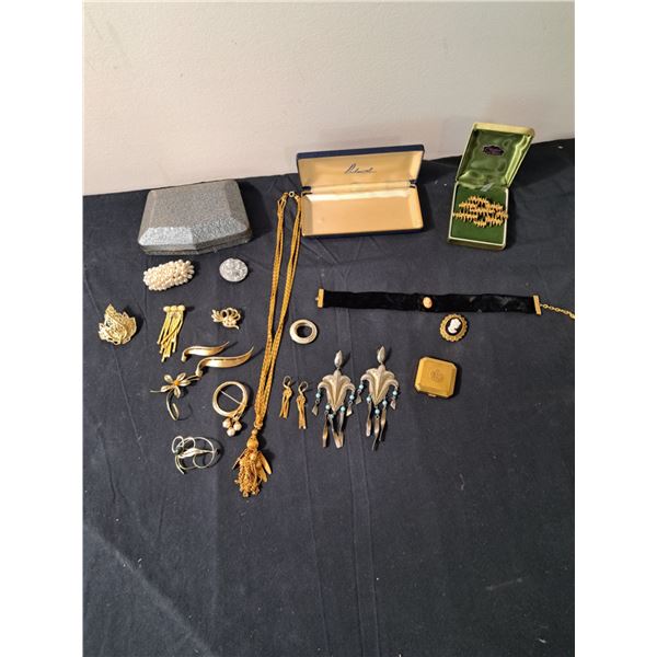 Assorted Vintage Jewellery