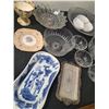 Image 3 : Assorted serving ware